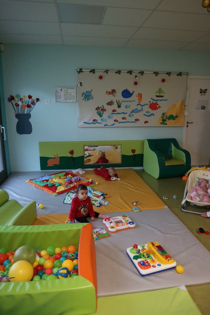 L'espace des Bambins : grands tapis, piscine à balles et jouets d'éveil