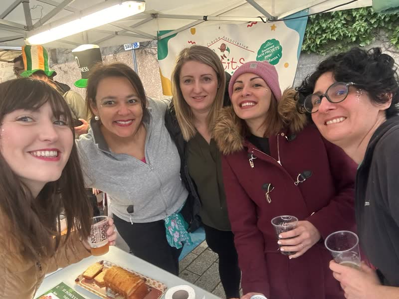 Des parents de l'association réunis et souriants lors d'une fête